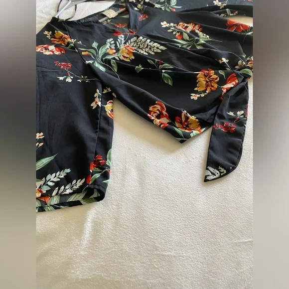 Boutique Long Sleeve Semi Cropped Top - Picture 2 of 5